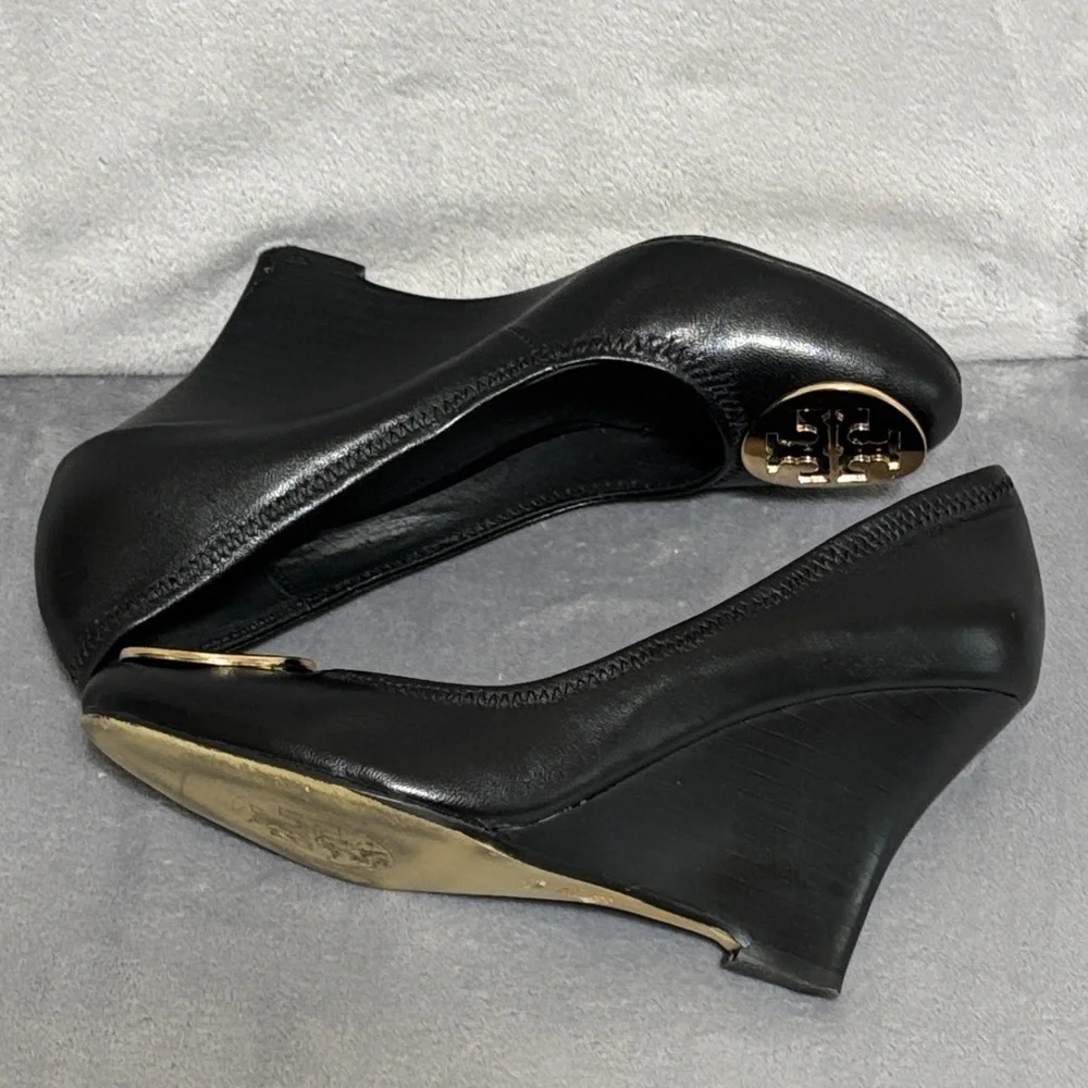 Tory Burch Black Gold Logo Wedge Heels 7.5 Designer Classic Pump
